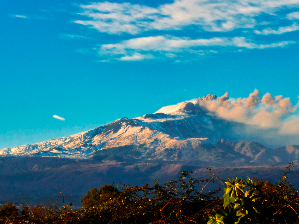 Imagem do monte Etna coberto de neve