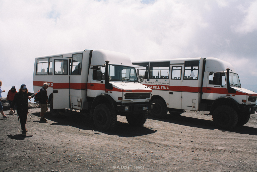 "Caminhônibus" 4x4 que levam do teleférico até as crateras no topo.