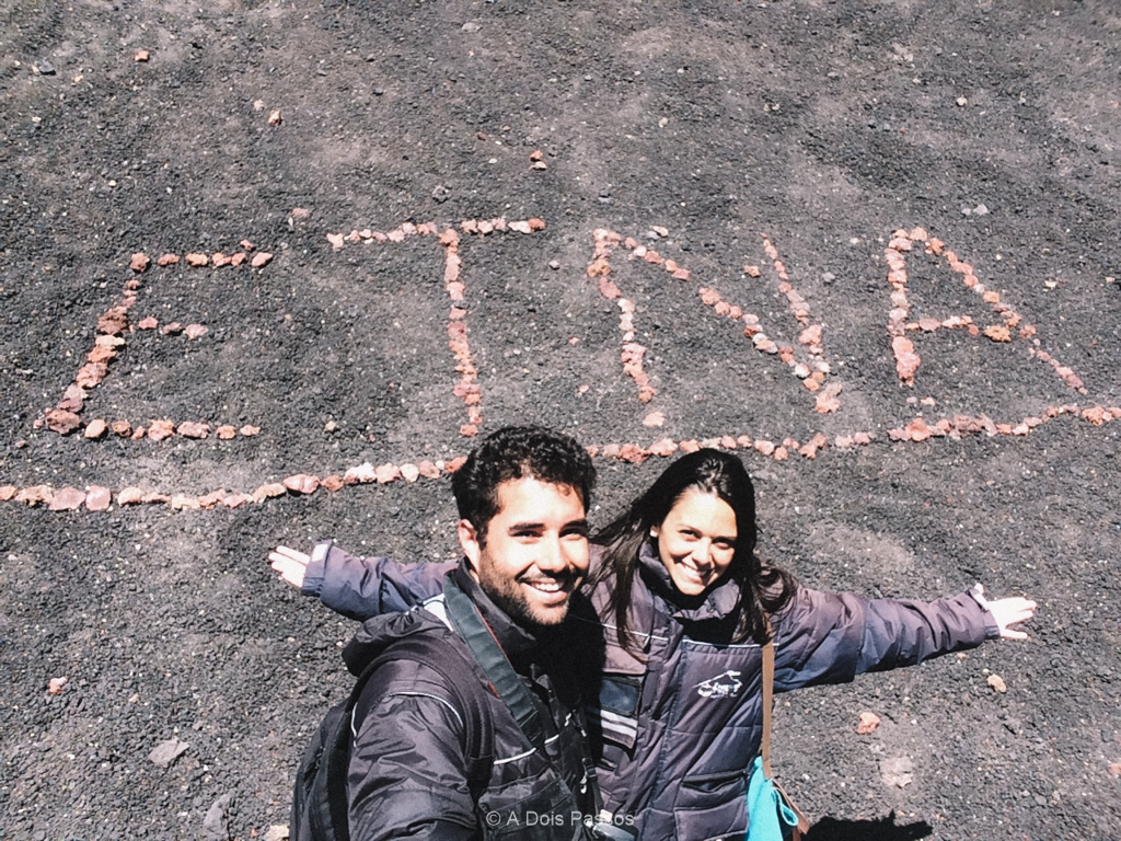 Eu e Juliana marcando território no vulcão.