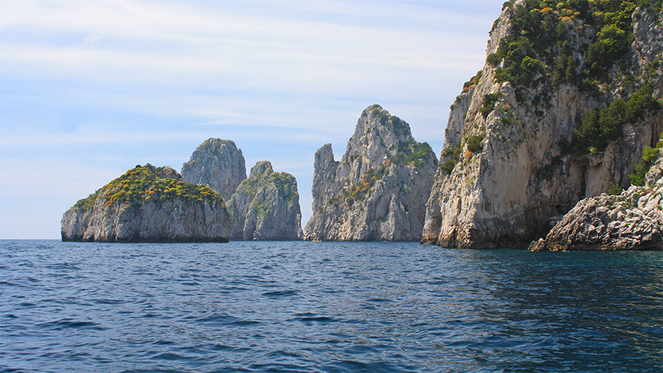 Ilha de Capri com os Faraglioni ao fundo.