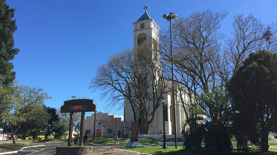 Igreja e termômetro na praça central de Cambará do Sul