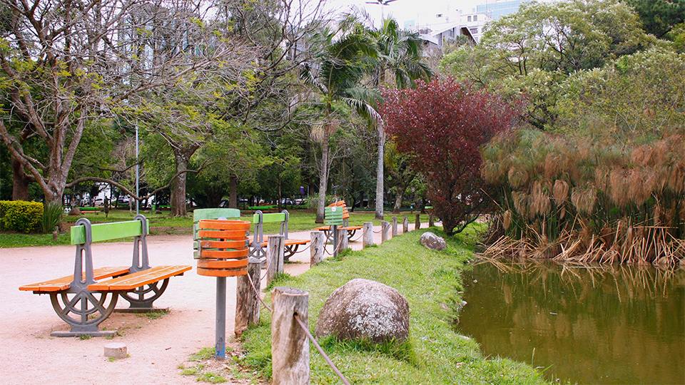 Lago e bancos do Parcão