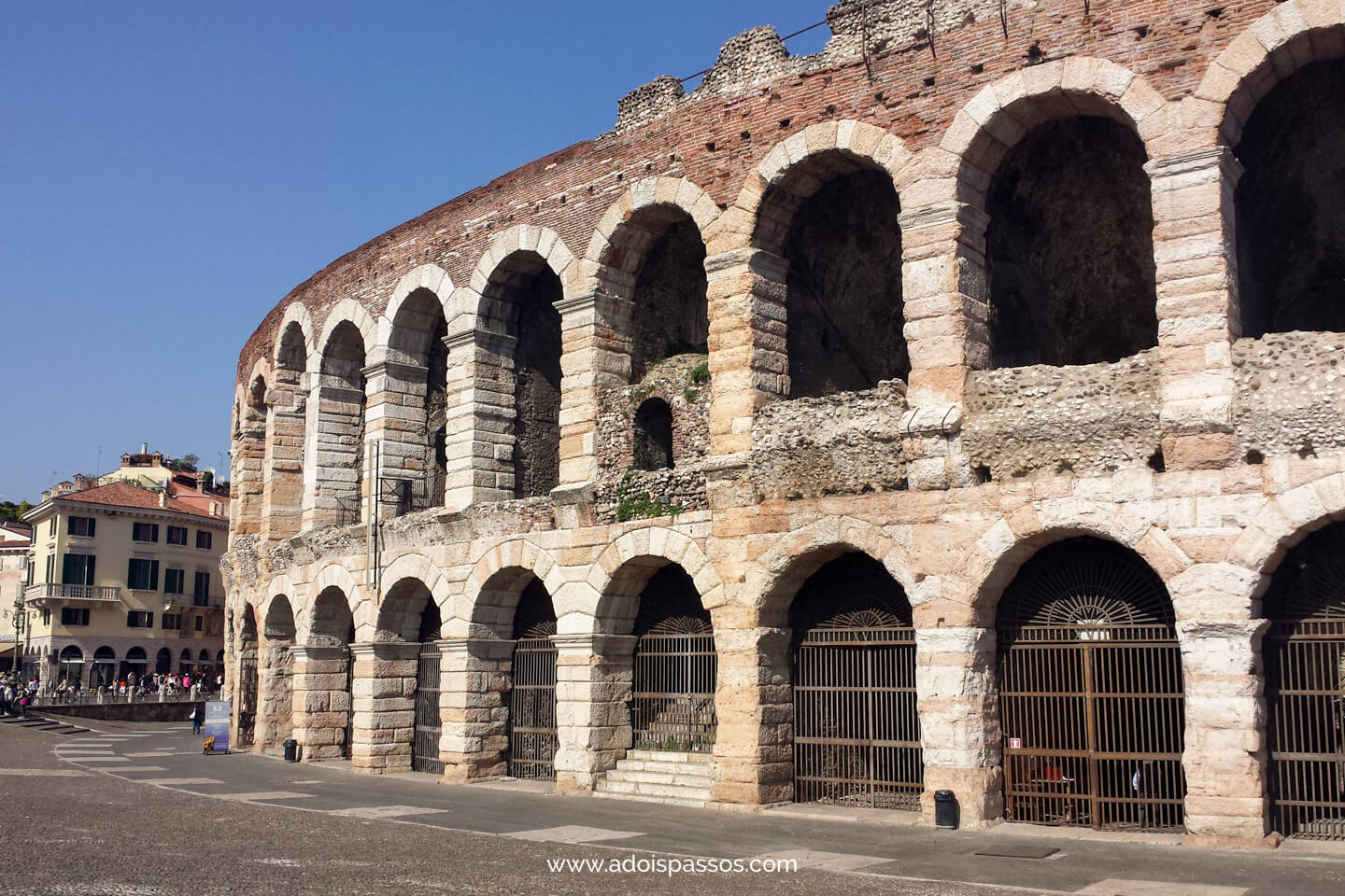 Arena di Verona com seus dois andares de arcos.
