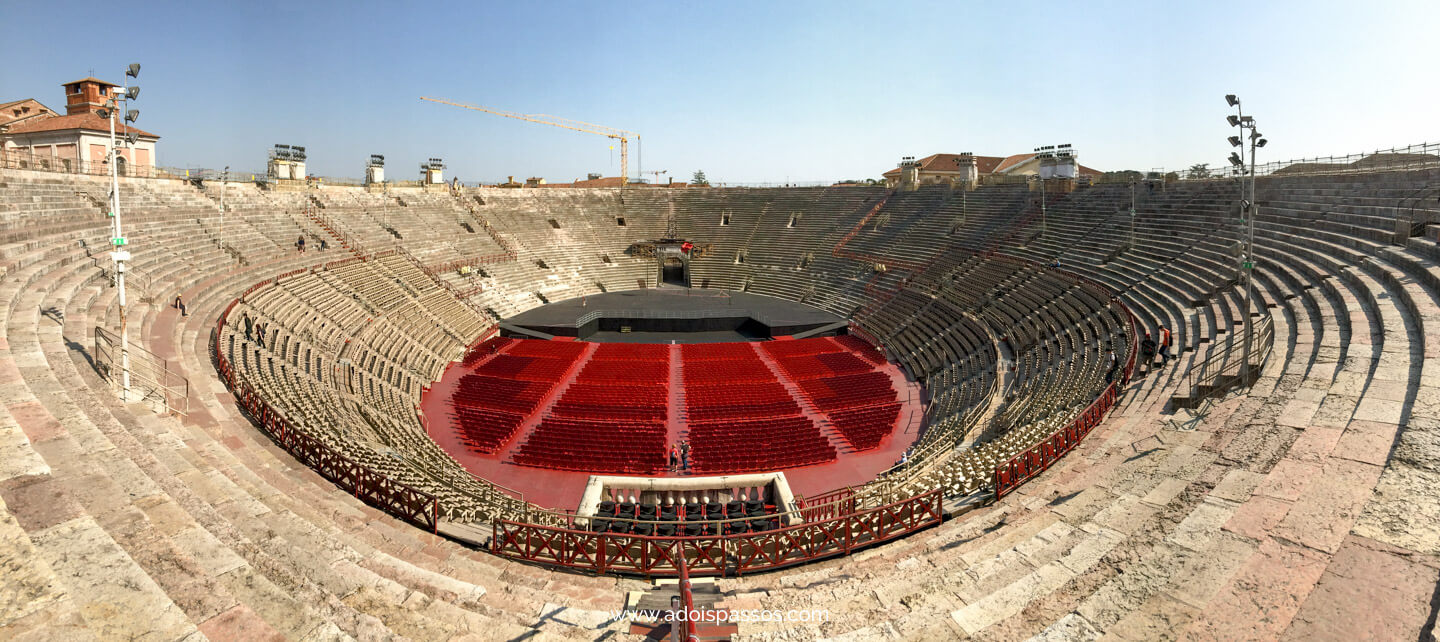 Arena di Verona sendo preparada para um evento.