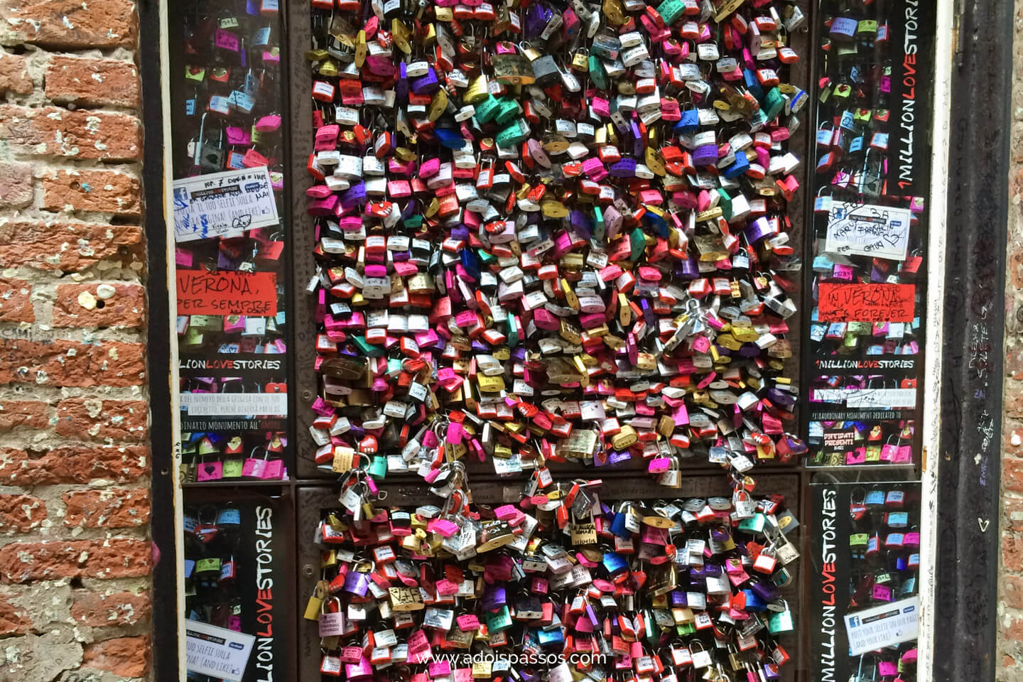 Cadeados presos em porta de Verona.