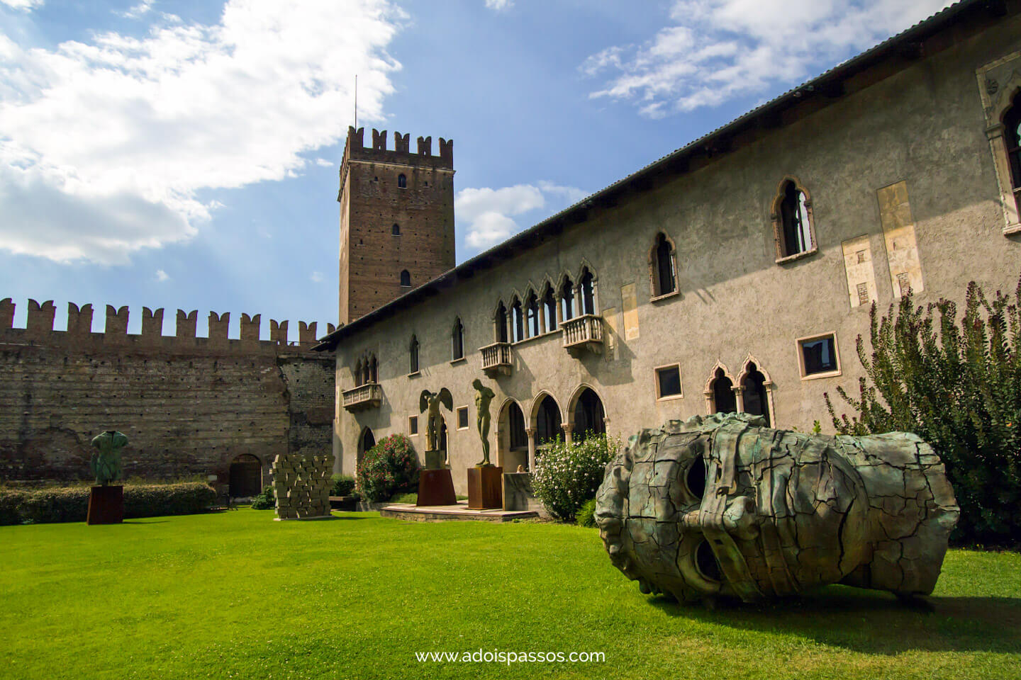 Pátio interno do Castelvecchio com esculturas.