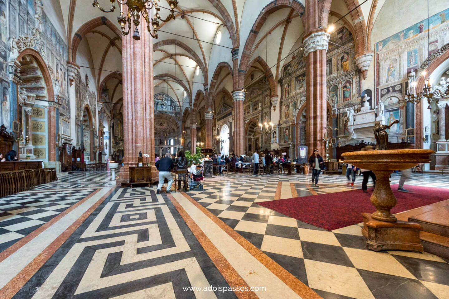 Salão interno do Duomo di Verona.
