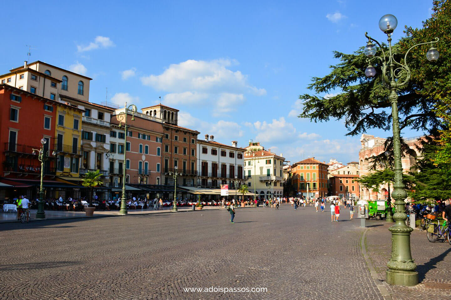 Piazza Bra com restaurantes.