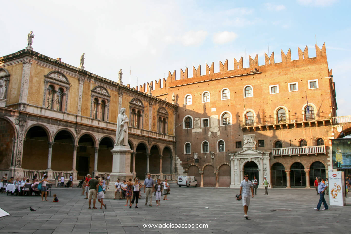 Piazza dei Signori com estátua de Dante ao centro.