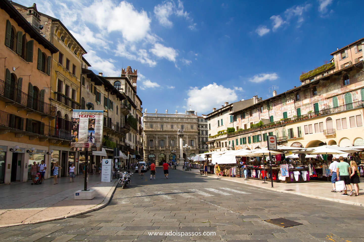 Piazza delle Erbe com sua tradicional feirinha.