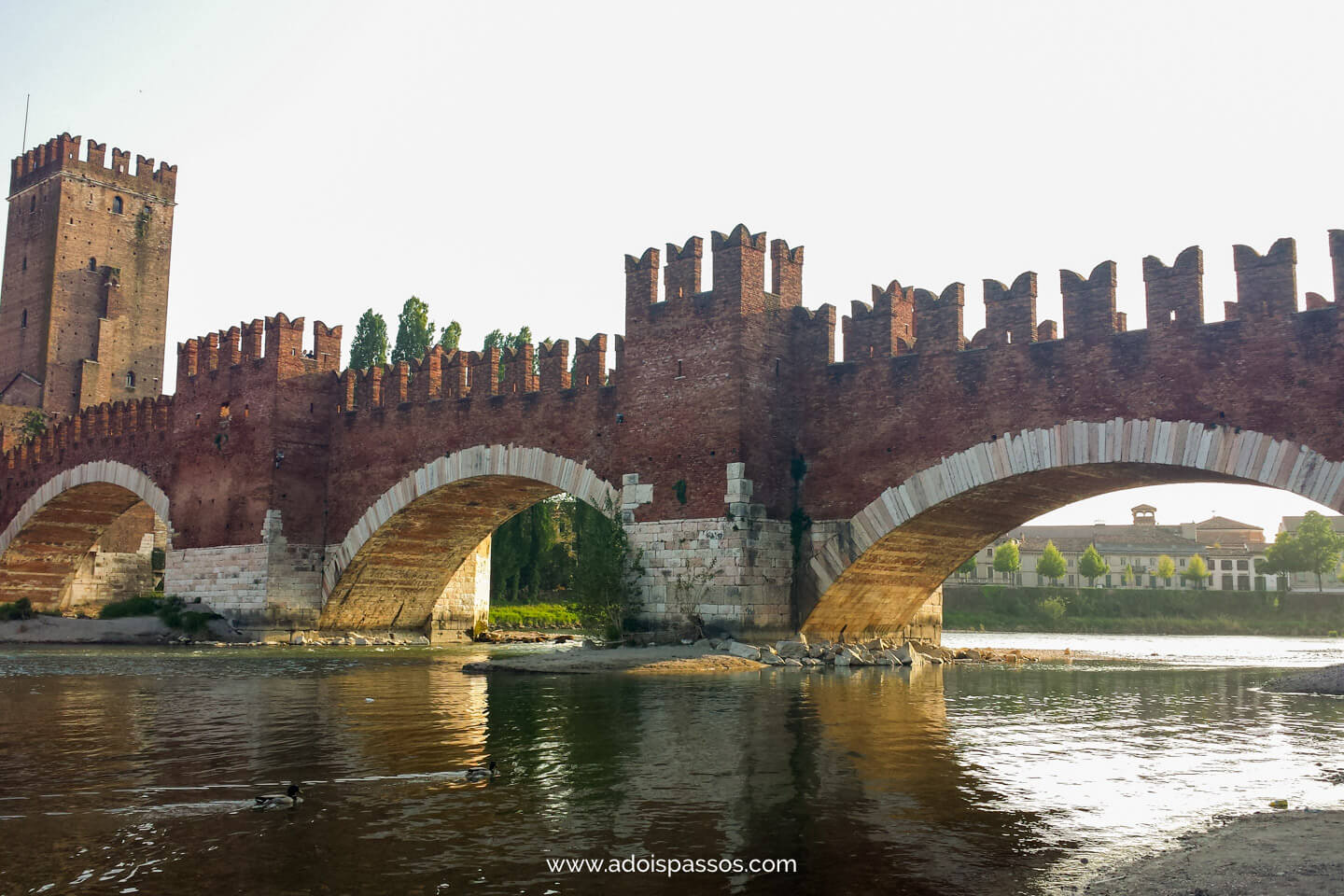 Ponte Scaligero ligando o Castelvecchio ao outro lado do rio Adige.