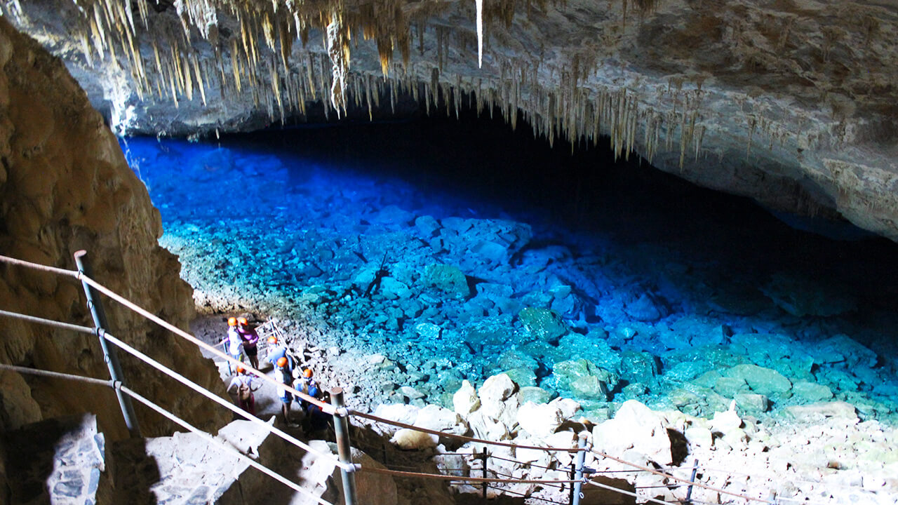Gruta com lago de águas cristalinas em Bonito, MS.