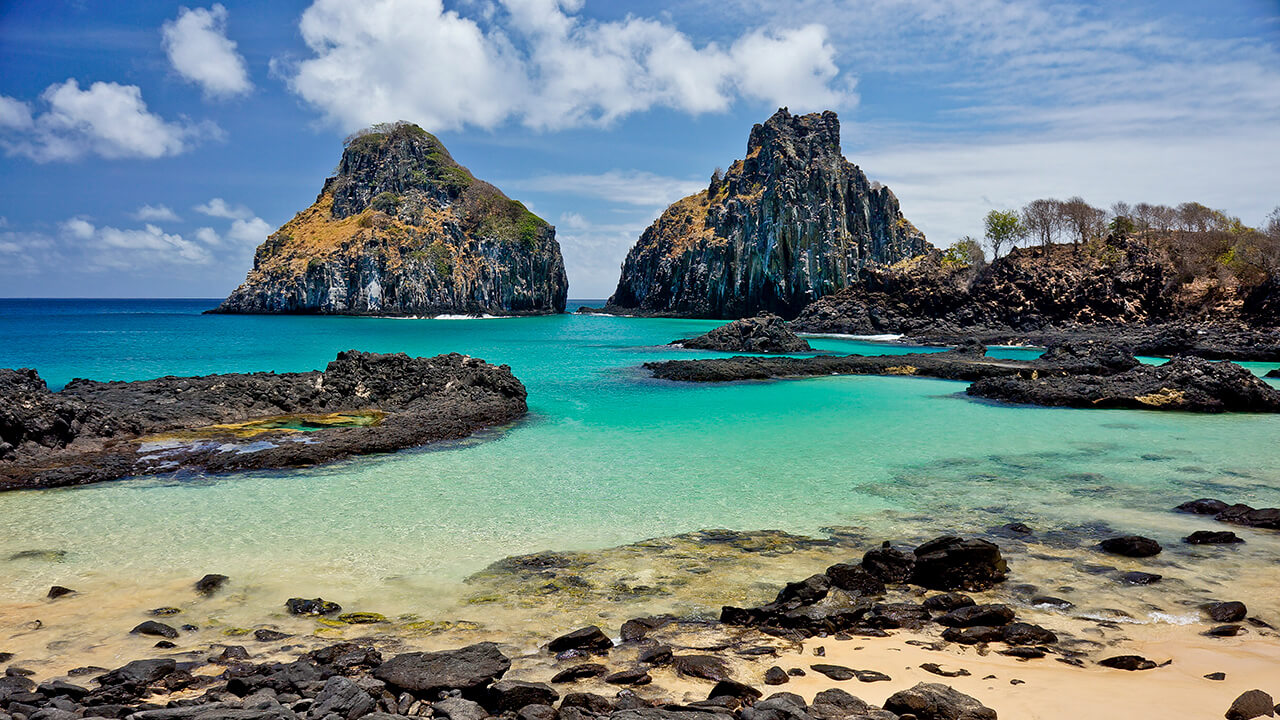 Praia da Baía dos Porcos, em Fernando de Noronha.