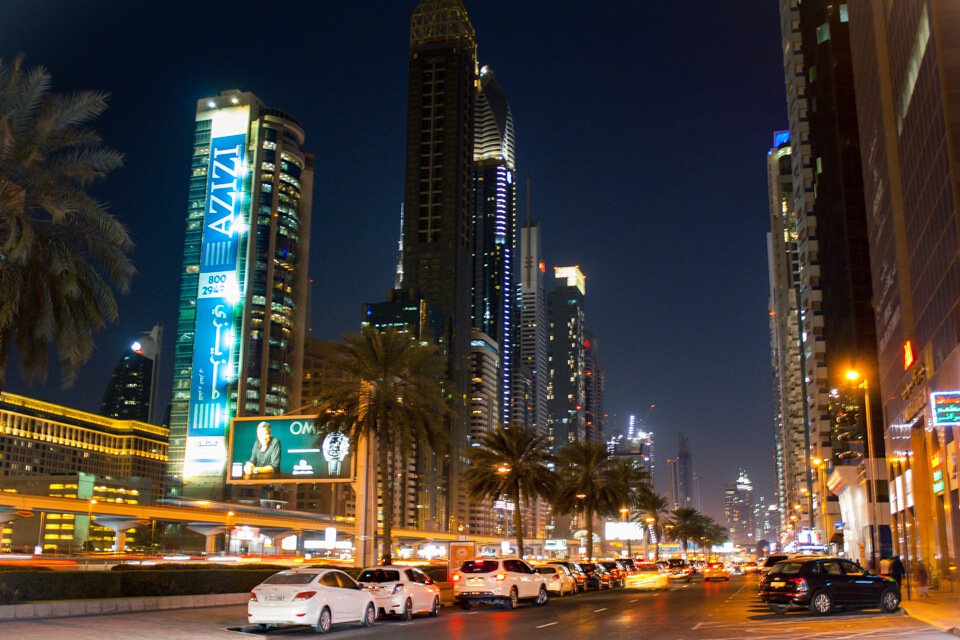 Rodovia Sheikh Zayed. A mais famosa e movimentada de Dubai.