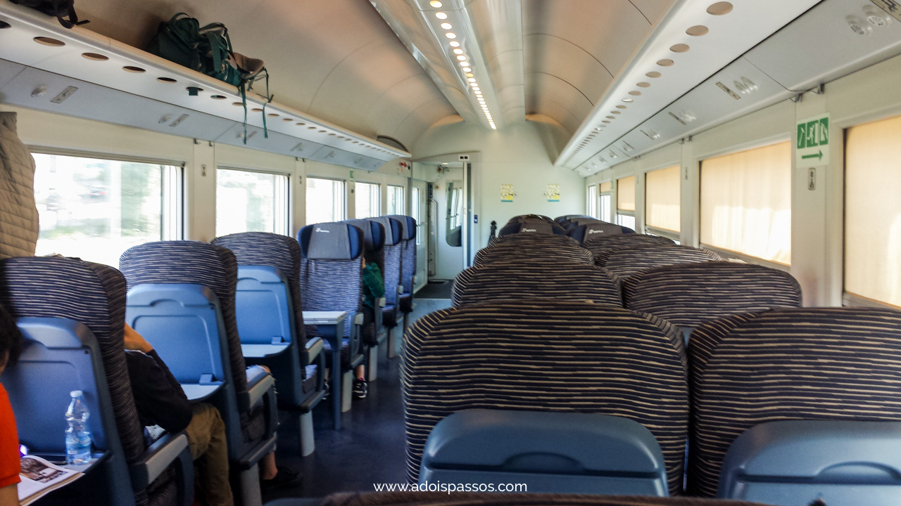 Interior do vagão de um trem regional na Itália