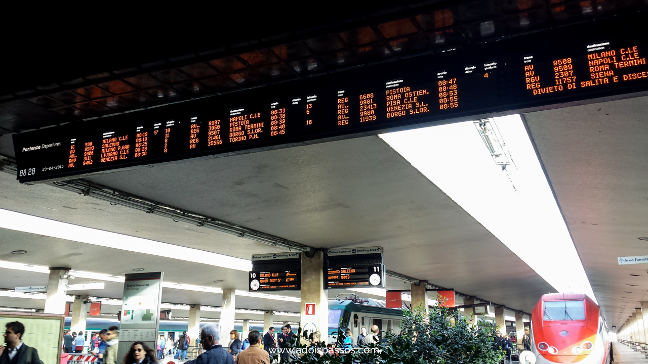 Painel de horários na estação de trem de Florença.