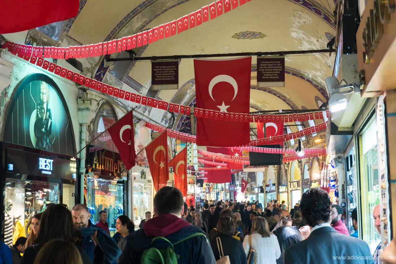 É seguro viajar na Turquia? Pessoas caminham normalmente no Grande Bazar