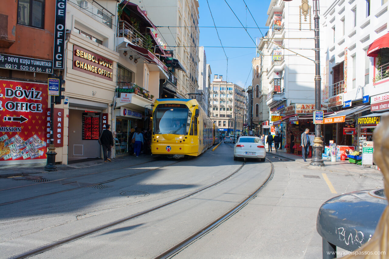 O tram é uma das melhores opções para se locomover em Istambul